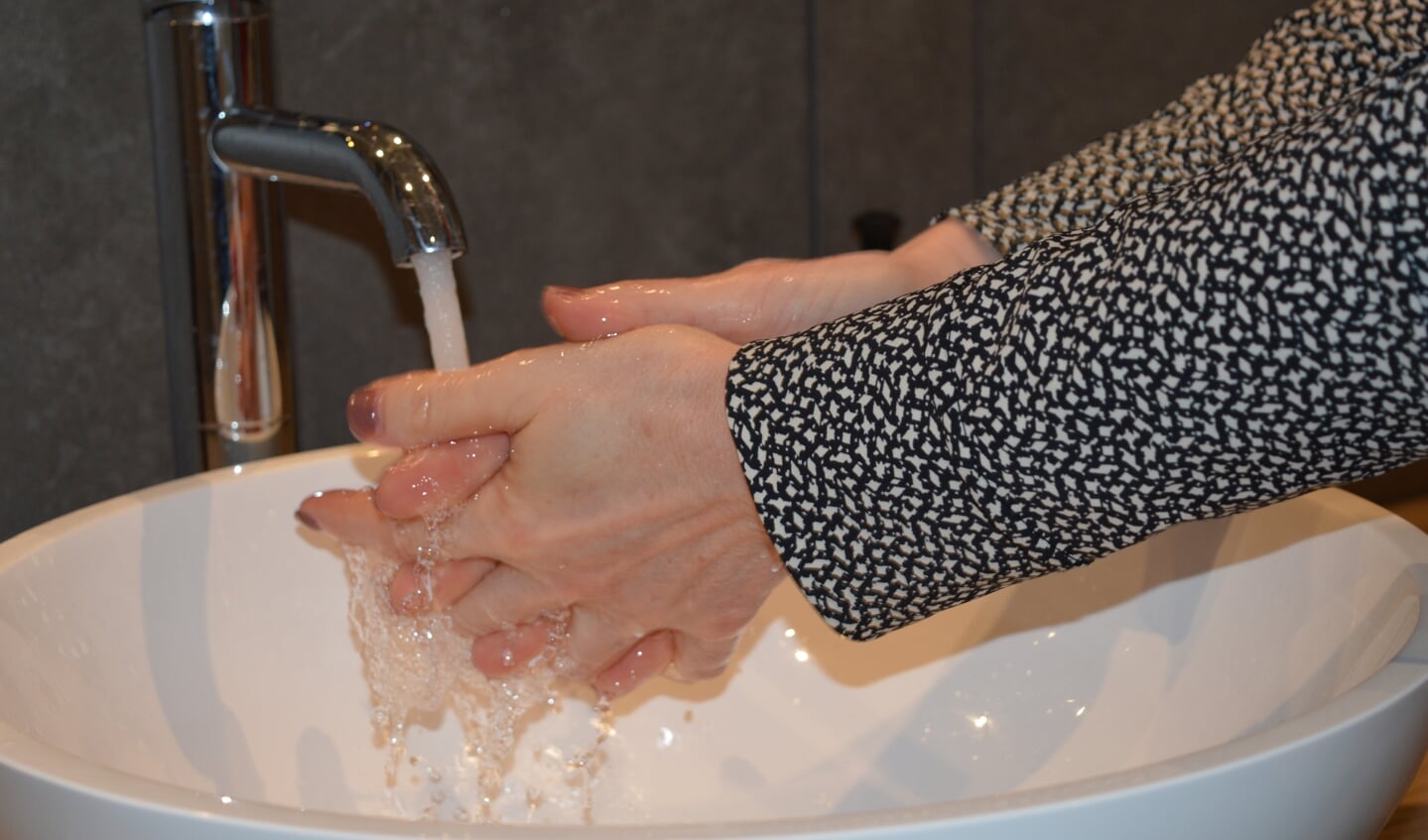Laten we elkaar weer een hand geven, vindt Helmi van der Helm.