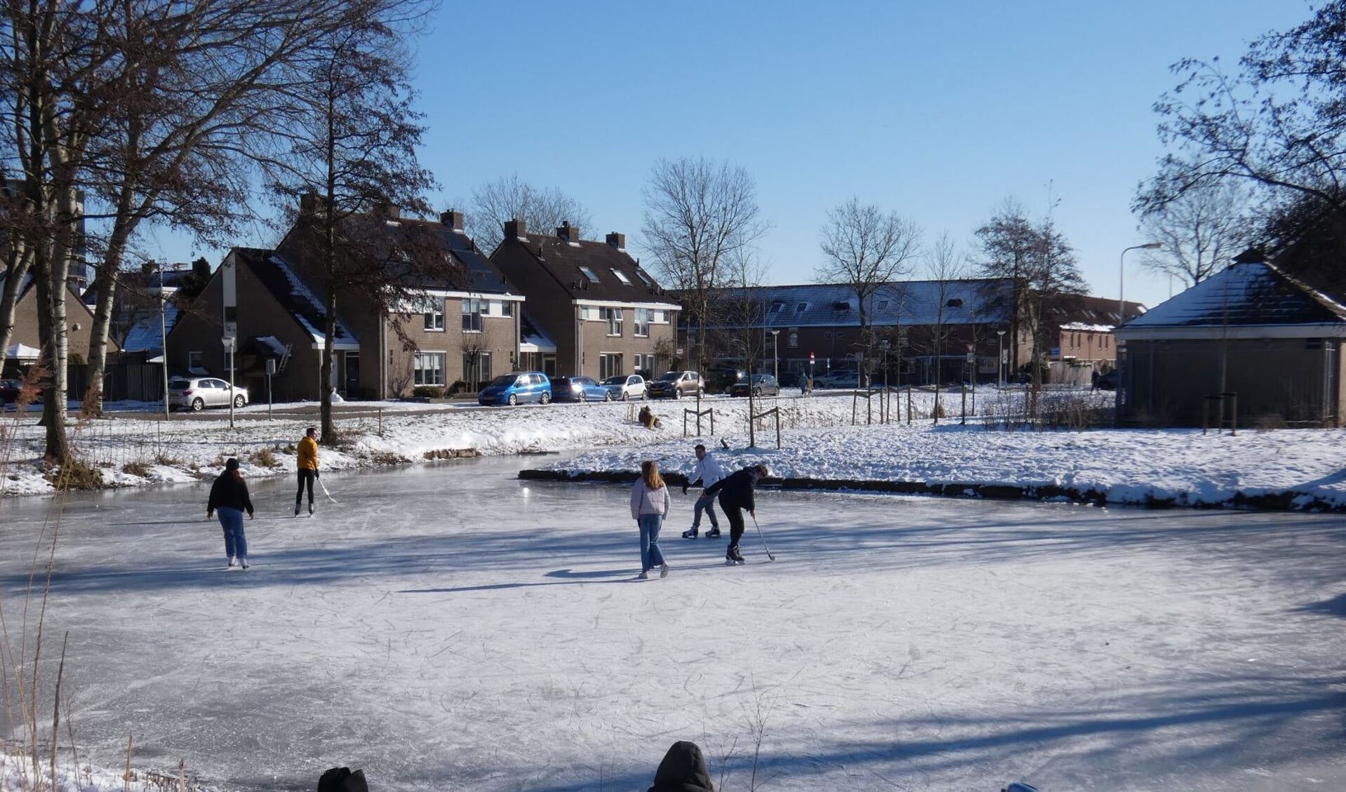 Bij de vijver aan het Nicolaaserf was het goed toeven op de schaatsen en in de zon.