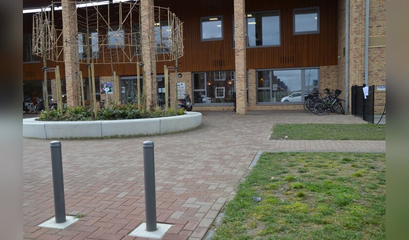 <p>De entree van TOV en de Dick Brunaschool.</p>