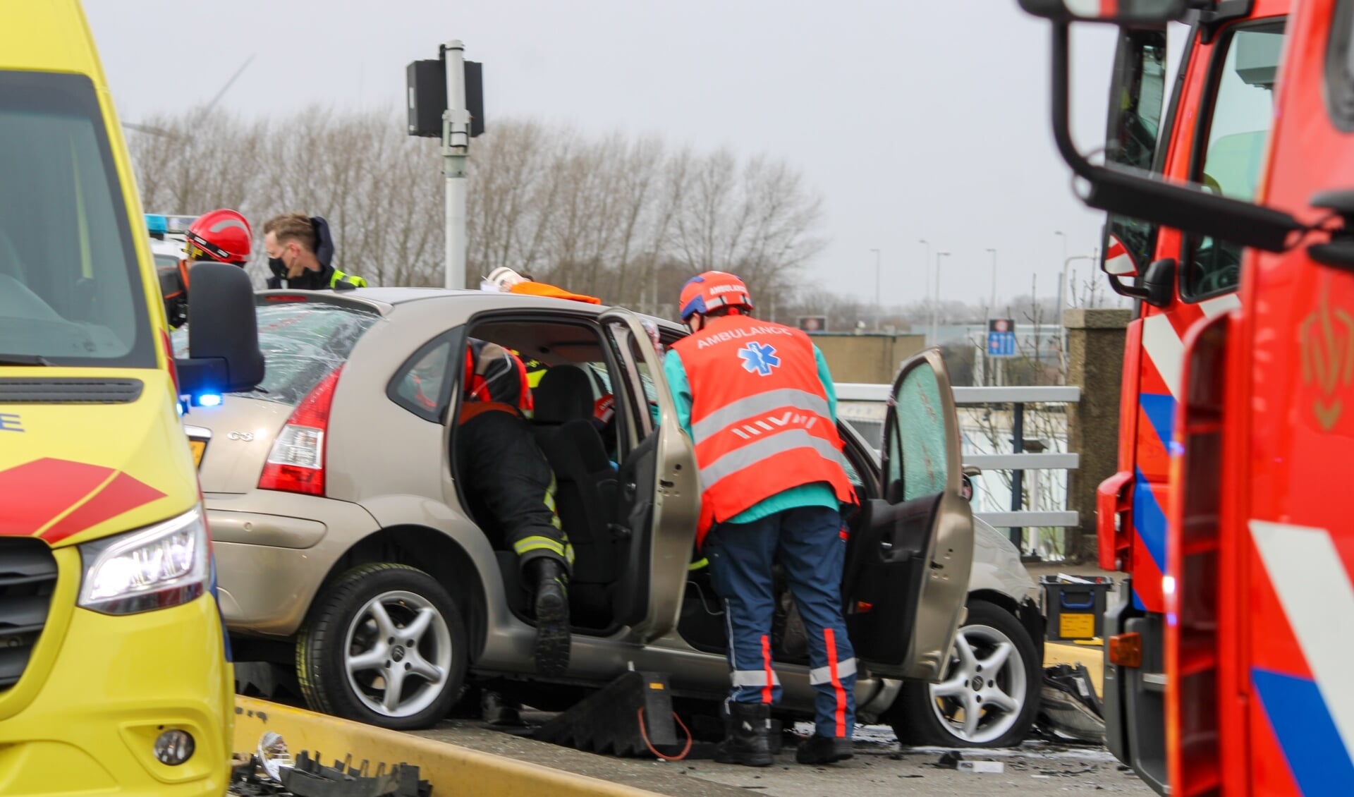 De brandweer kwam eraan te pas om de automobilist die het fietspad was opgeschoten, te bevrijden. (Foto: 112hm.nl)