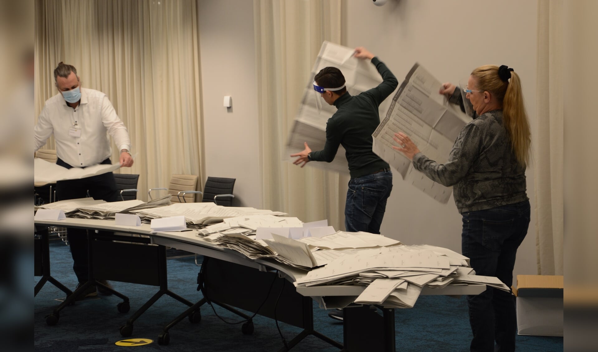 Na sluiting van de stembureaus werd er volop geteld, ook in het gemeentehuis van Waddinxveen. (foto: Marlies de Baare)