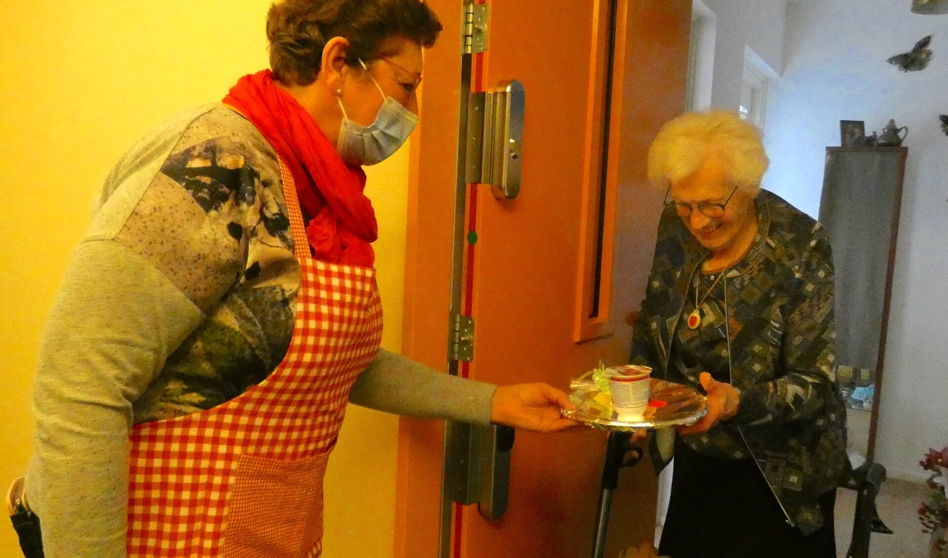 De 95-jarige mevrouw Van Veen was blij met de pannenkoeken van Hennie Both.