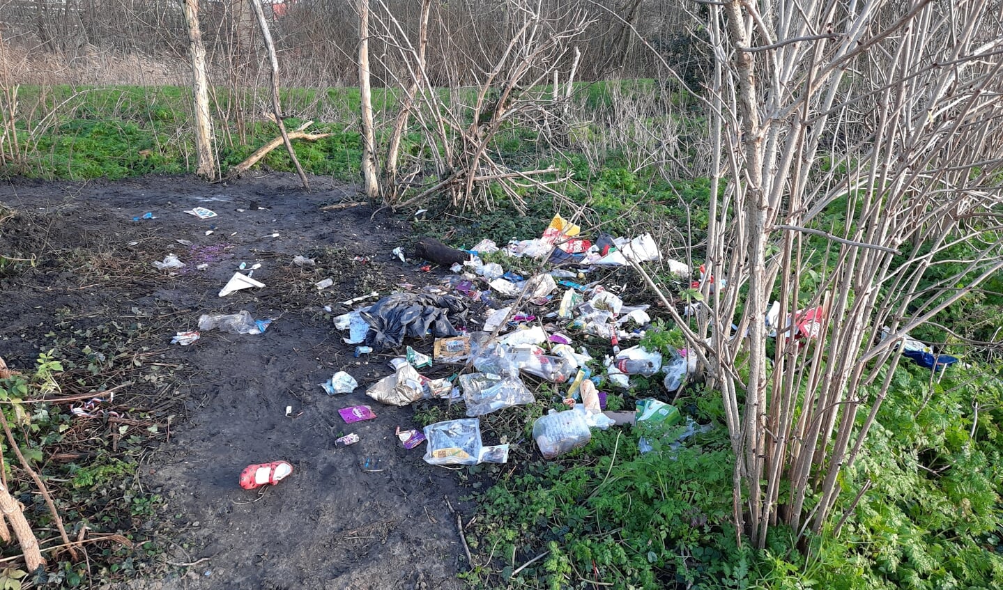 Restafval bij de Petteplas.