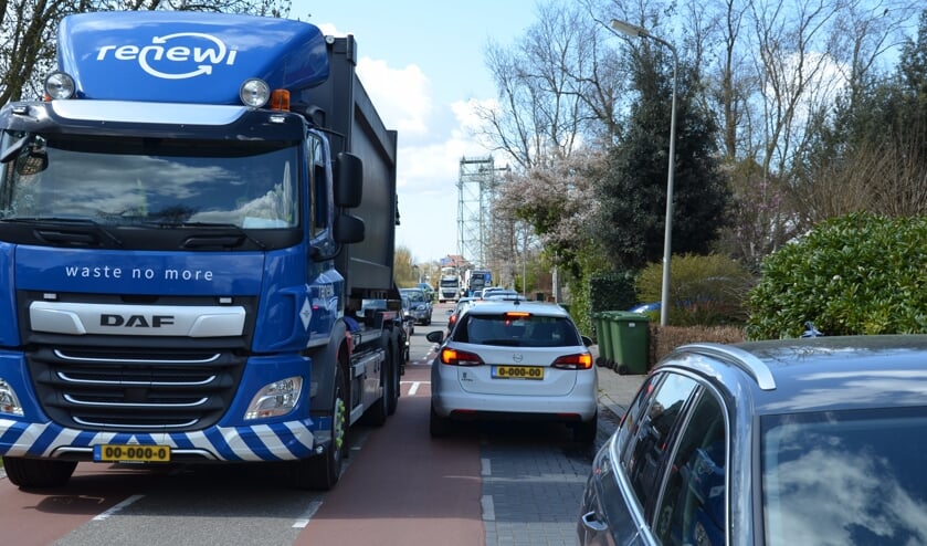 <p>Volgens bewoners rijden er dagelijks zo'n 180 vrachtwagens over de smalle Brugweg.</p>