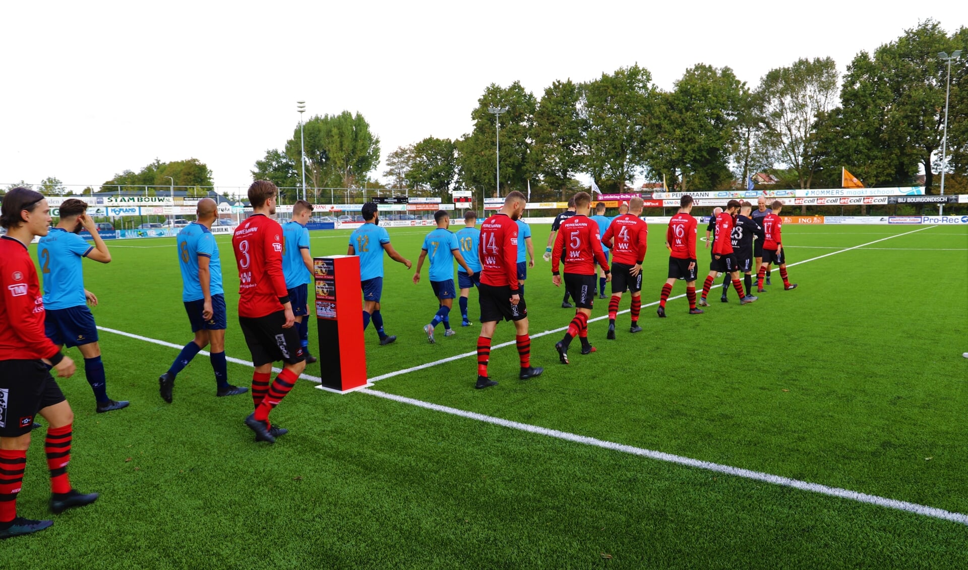 Nieuwerkerk komt aan het begin van dit seizoen het veld op voor de competitiewedstrijd tegen DFC (2-0). 