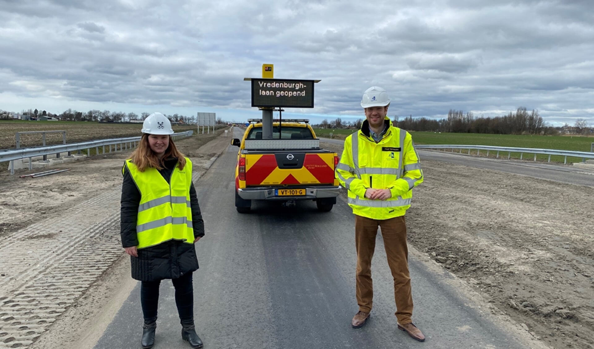 Wethouder Schippers en gedeputeerde Vermeulen bij de opening van de Vredenburghlaan op woensdag 21 april.