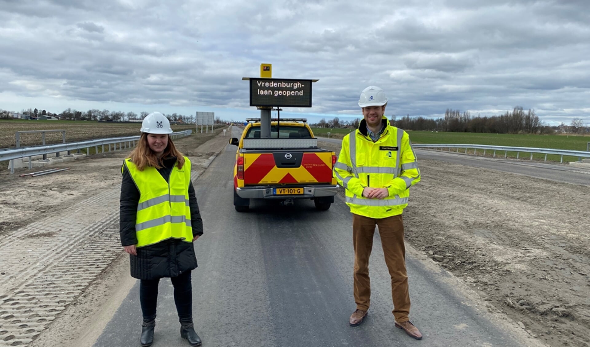 Wethouder Schippers en gedeputeerde Vermeulen bij de opening van de Vredenburghlaan op woensdag 21 april. 