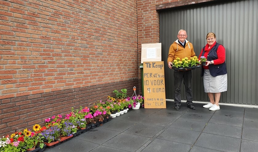 <p>Martin en Nelly de Hoog hopen op een mooie opbrengst voor hospice Elim.</p>