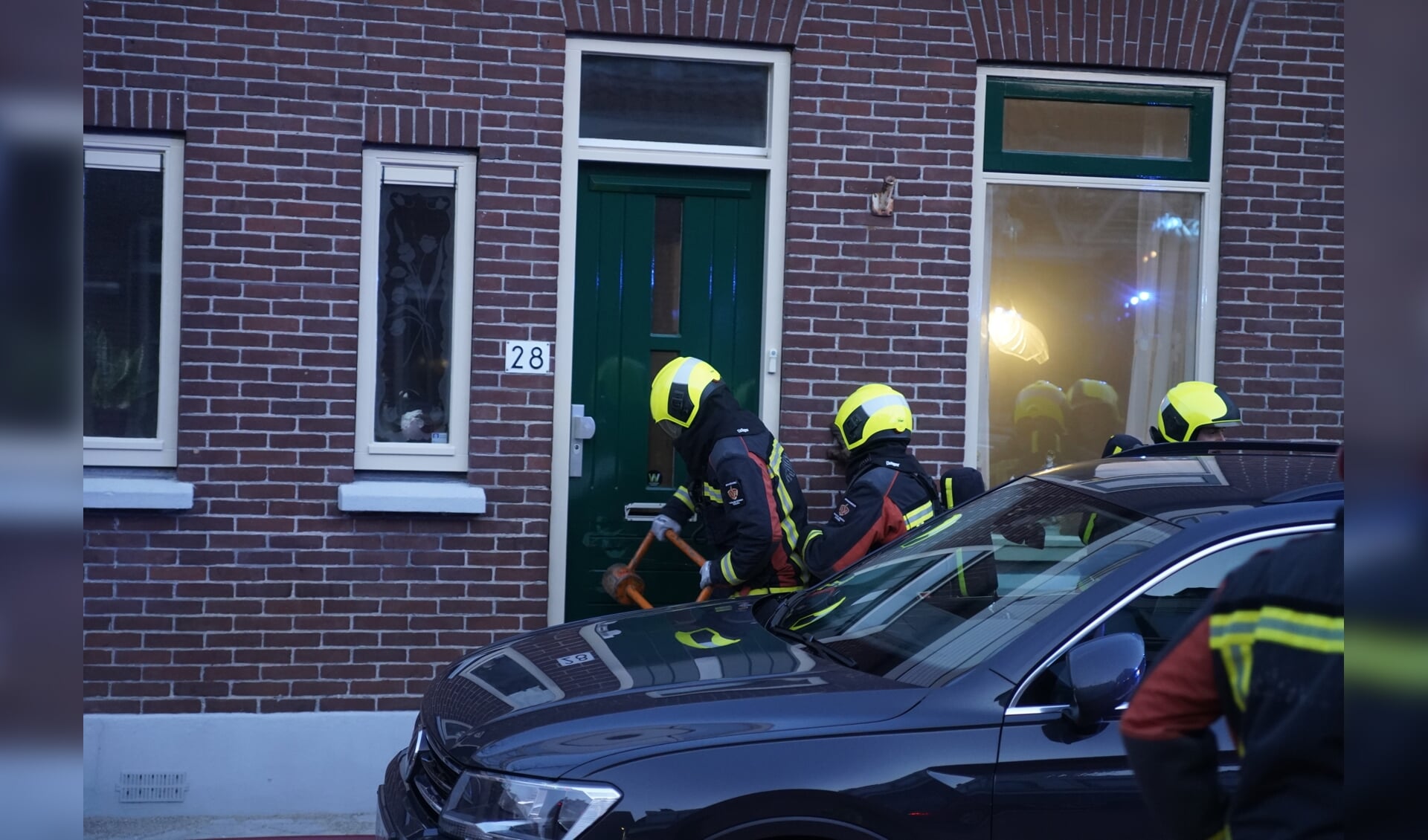 De brandweer moest de voordeur forceren om de slapende bewoner te redden.