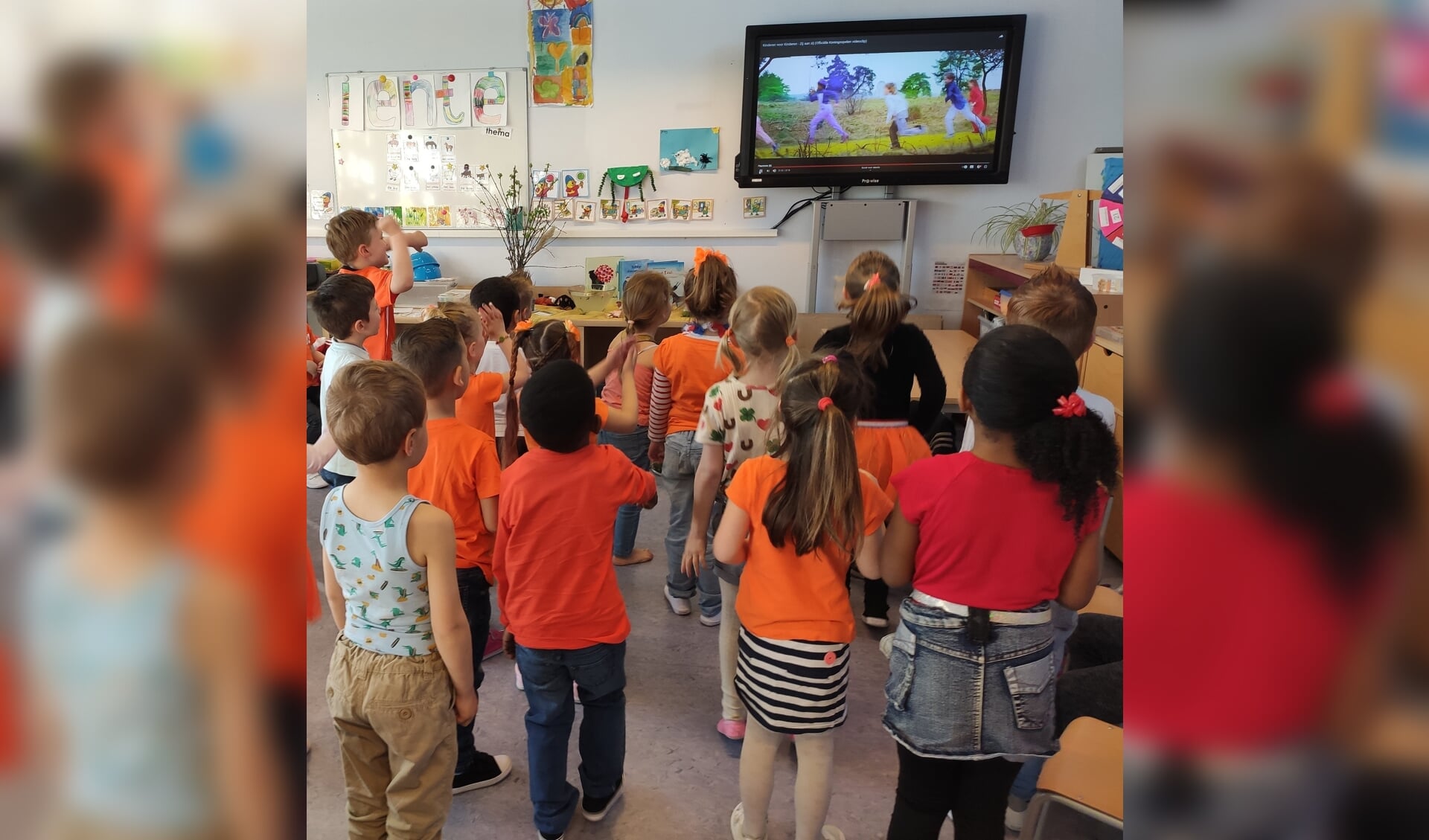 Leerlingen van 't Reigerbos volgen de verrichtingen van Kinderen voor Kinderen en zingen en dansen mee.