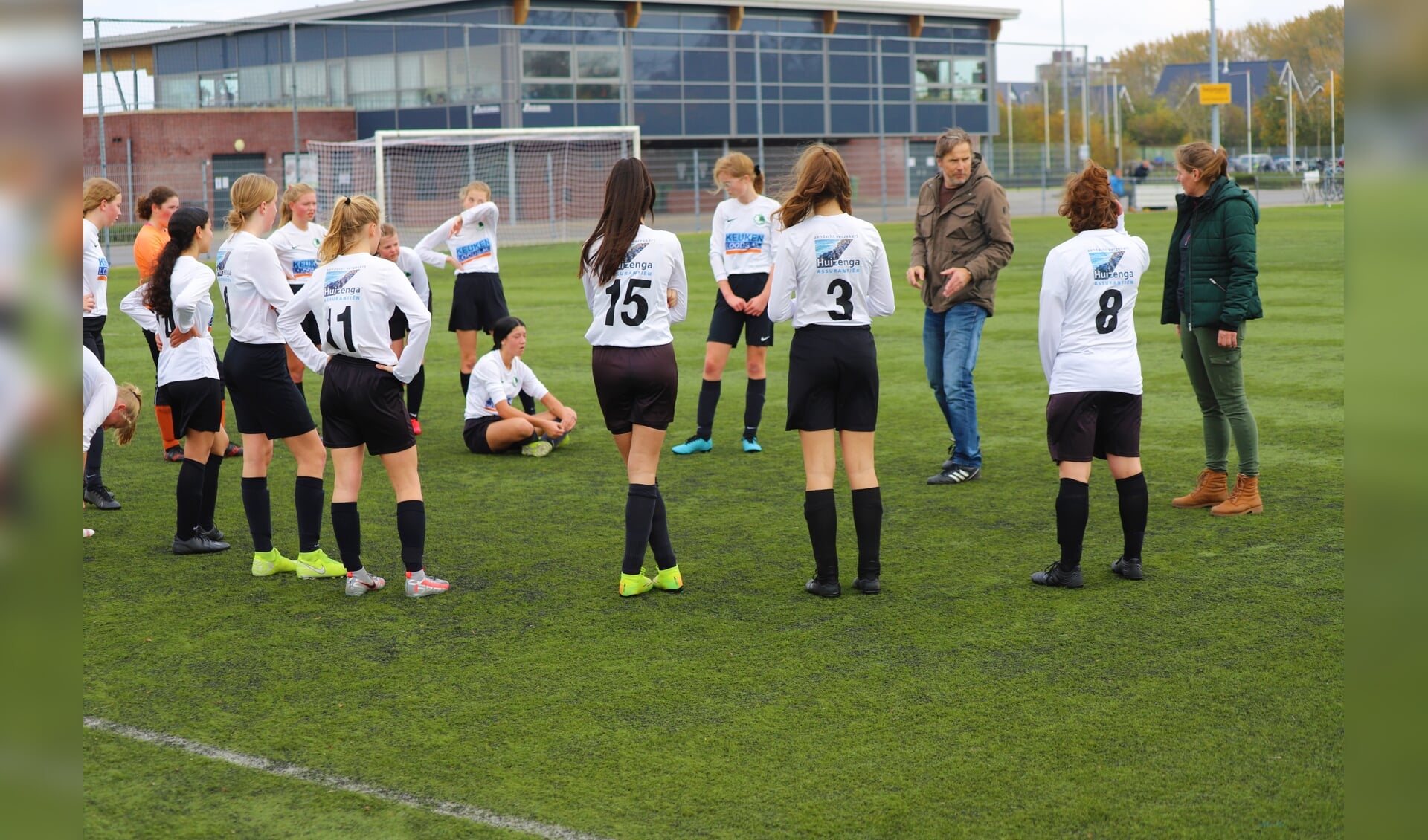 Be Fair meisjes onder 17 jaar maken zich klaar voor een wedstrijd tegen de jongens van de club.