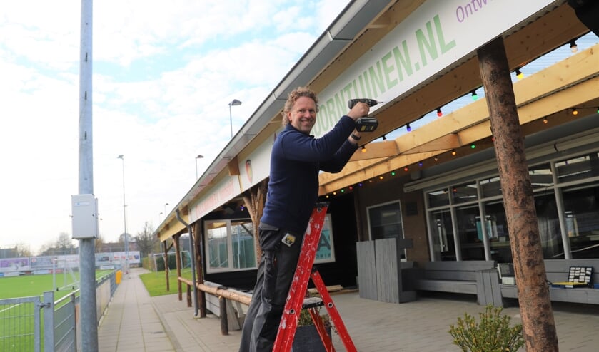 <p>Groeneweg en voorzitter Ed Roos kunnen eindelijk de nieuwe veranda openen.</p>