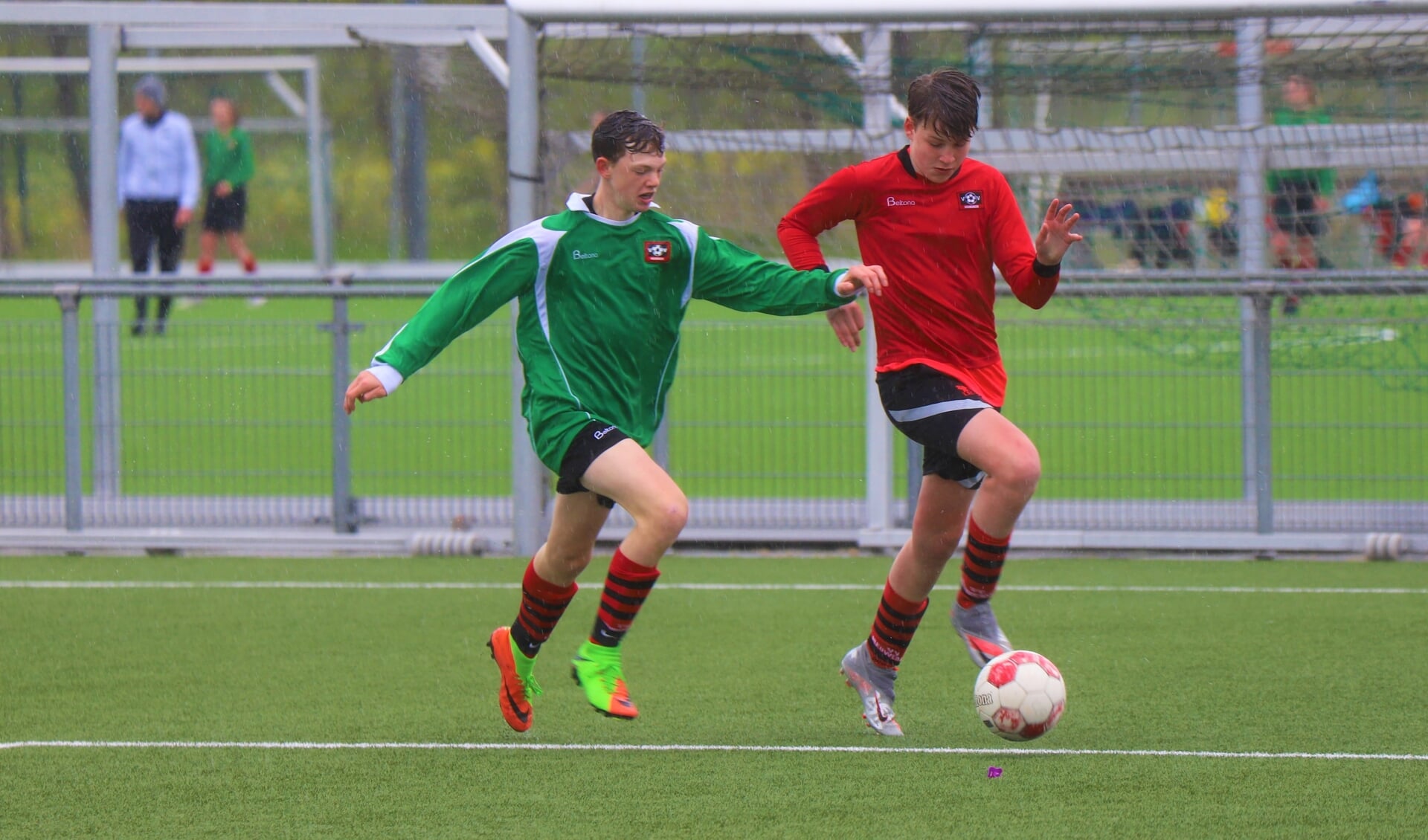 Verhitte strijd in de regen tussen twee jeugdteams van Nieuwerkerk.