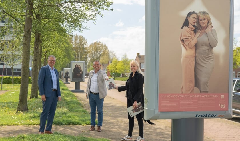 <p>Wethouders Daan de Haas en Jan Verbeek met Mirjam Bekker-Stoop van Open Mind op de Batavierlaan in Nieuwerkerk. (foto: Jacolien Rog)</p>