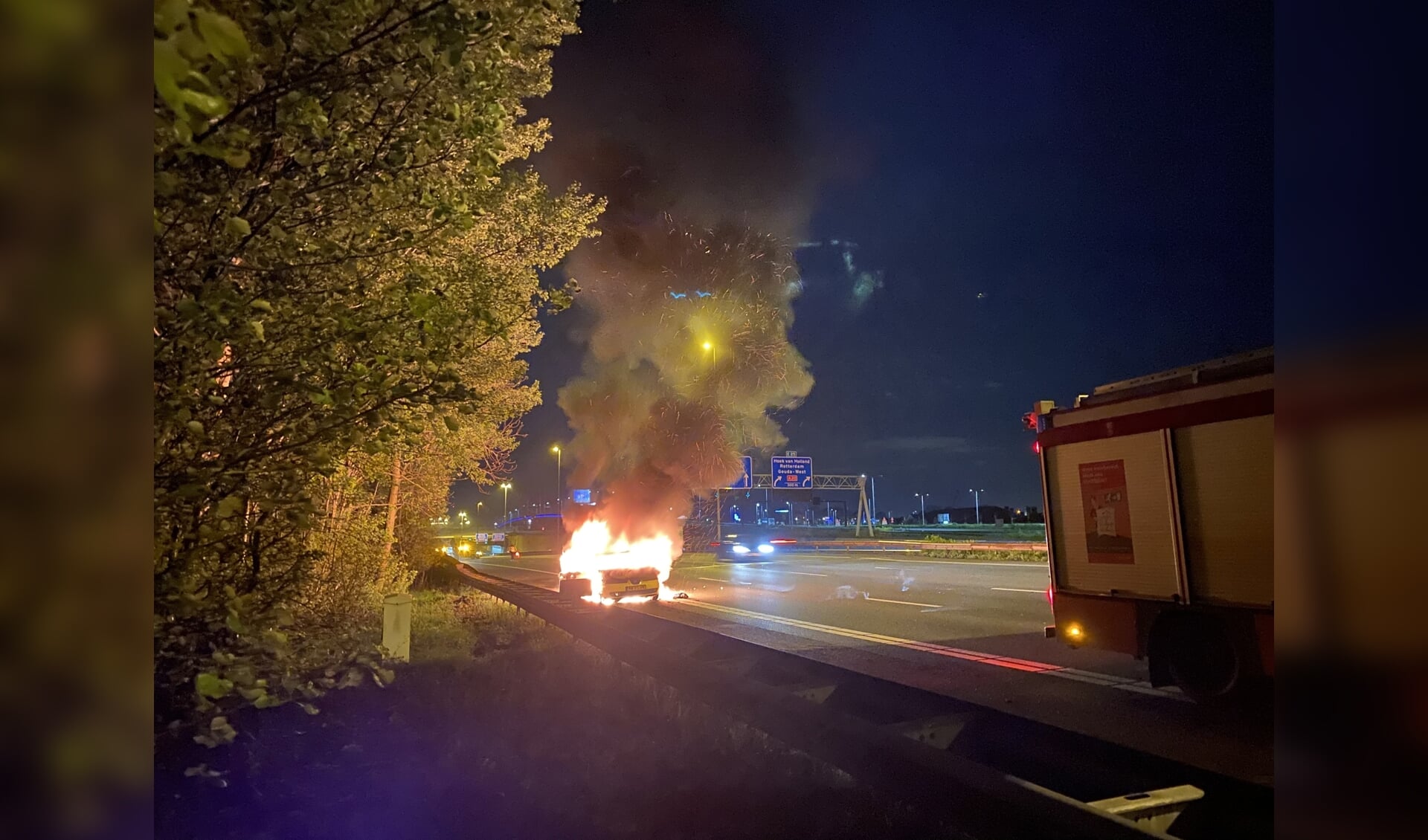 De brandweer kon niet voorkomen dat de auto helemaal uitbrandde. (foto: AS Media)