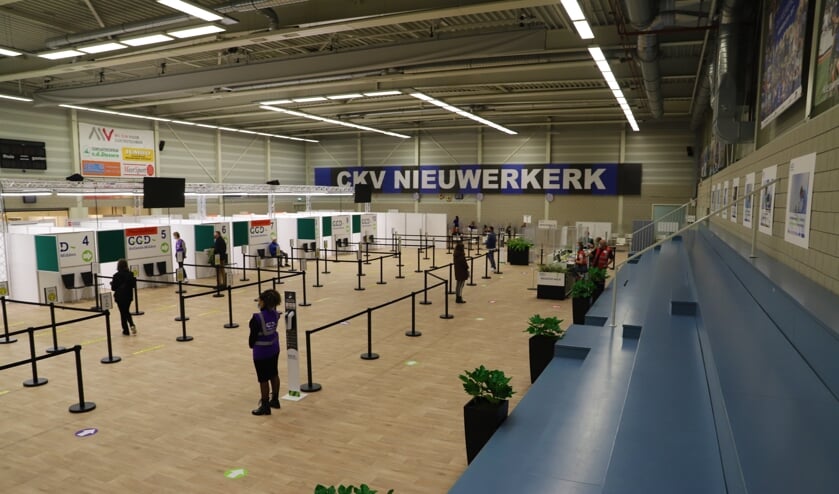 <p>In de sporthal kunnen zo'n 1500 prikken per dag worden gezet.</p>