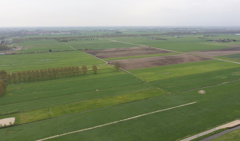 Het centrum van het vijfde dorp komt zo ongeveer op de kruising van de Vierde Tochtweg en de Zuidelijke Dwarsweg, die op de luchtfoto rechtsonder nog een stukje in beeld is.