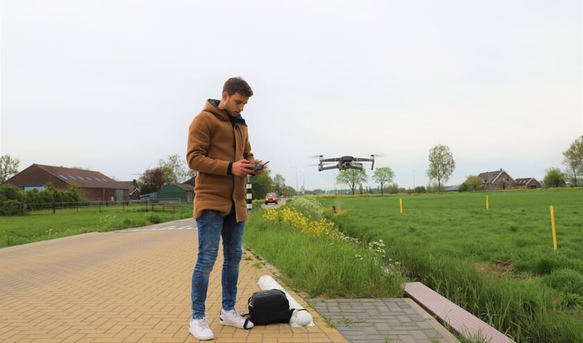 <p>Timon van Dam aan het filmen in de Zuidplaspolder.</p>