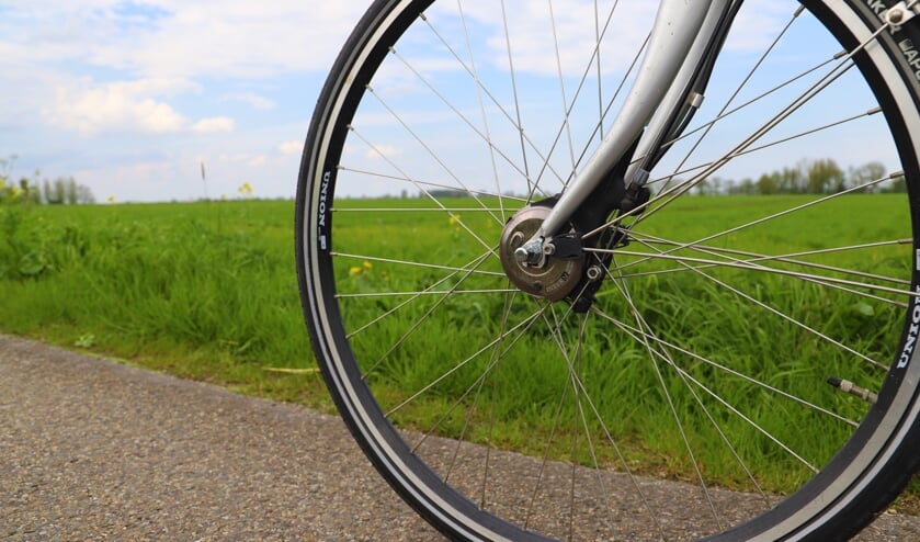 Henk van Dongen ziet al fietsend zijn geliefde woongebied dichtslibben; hij verafschuwt de plannen voor het Vijfde Dorp.