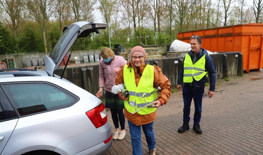 <p>"Zonde om weg te gooien", vond een van de brengers van gebruikte spullen zaterdag bij het afvalbrengstation. (foto en tekst: Erik van Leeuwen)</p>