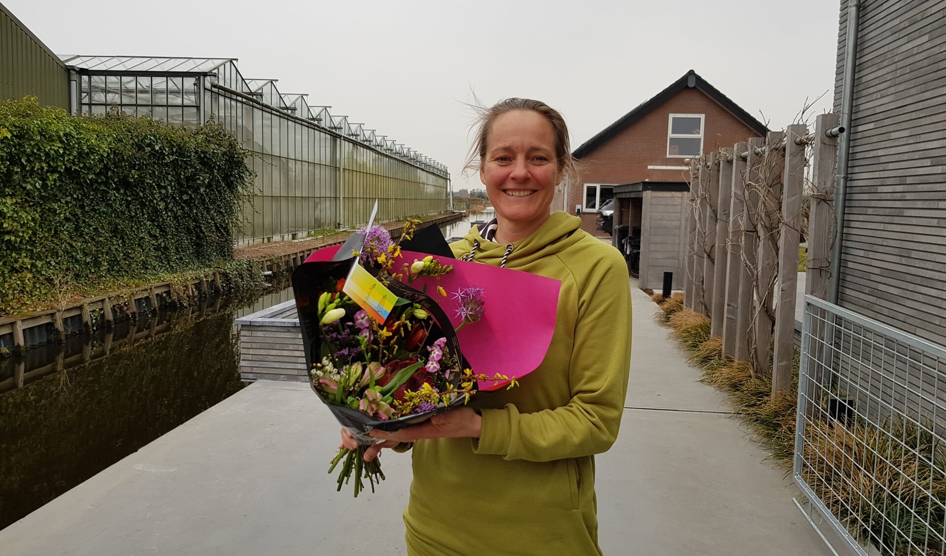 Jolanda Zwijnenburg ontving een bloemetje van de wethouder op Internationale Vrouwendag.