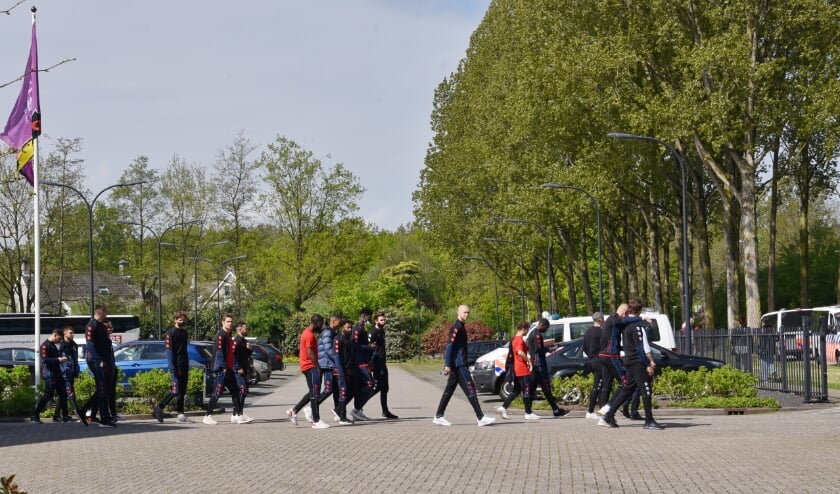 <p>Spelers van Willem II op de parkeerplaats van het hotel, voordat ze afreisden naar Den Haag. (foto: Hendrik Eland)</p>