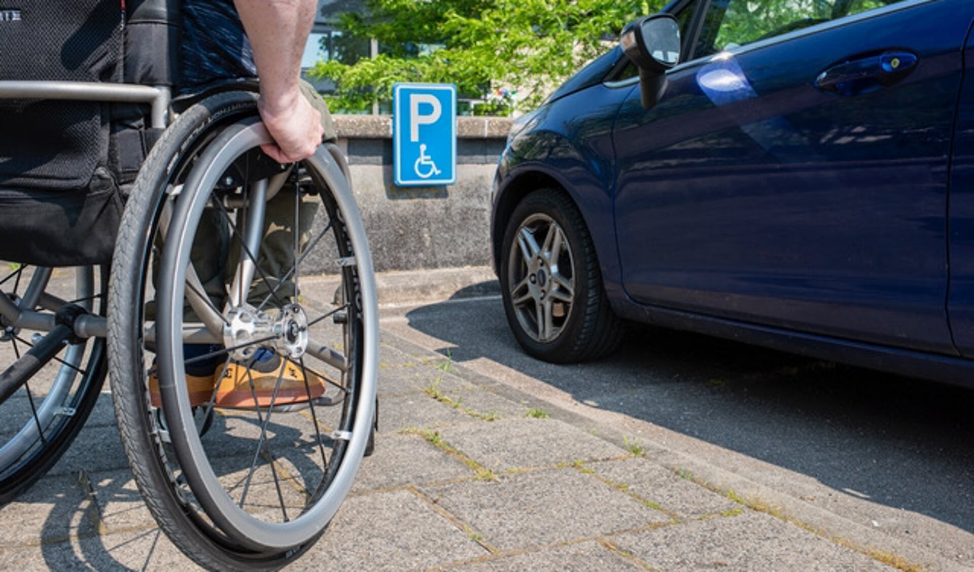 Een gehandicaptenparkeerkaart kan veel geld kosten.
