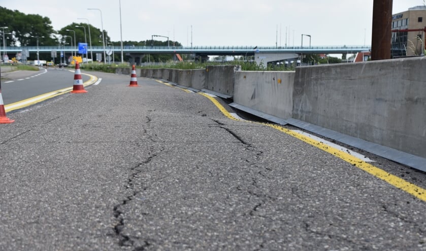 <p>Bij oeverwerkzaamheden is een deel van de N207 verzakt. (foto: 112hm.nl)</p>