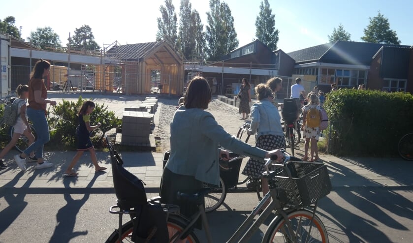 <p>Een corridor verbindt de twee schoolgebouwen.</p>