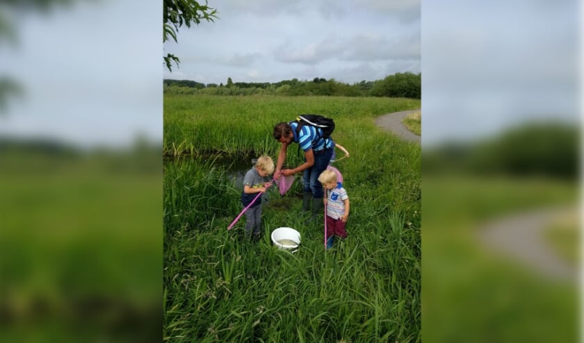 <p>Jong en oud wordt uitgenodigd om mee te helpen met meten van de waterkwaliteit in de buurt.</p>