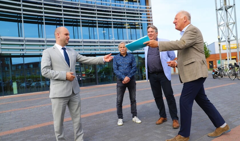 <p>Jacques Bovens (rechts), Paul van Drenth en Aad Stuivenberg overhandigden het rapport aan wethouder Schuurman.</p>