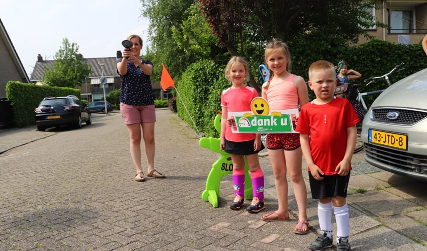 <p>Leontien Hirsch in de weer met de lasergun. ‘Victor’ herinnert automobilisten eraan langzaam te rijden.</p>