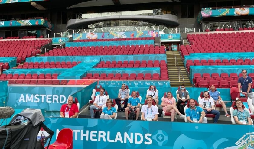 <p>Irene Bakker (derde van links) met de collega-vrijwilligers van haar afdeling in de Johan Cruijff Arena.</p>