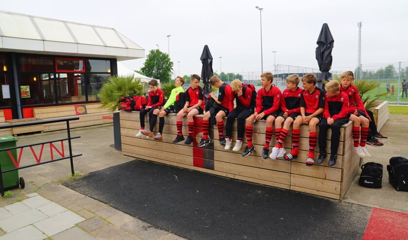 <p>Spelers JO14-1 wachten op hun beurt.</p>