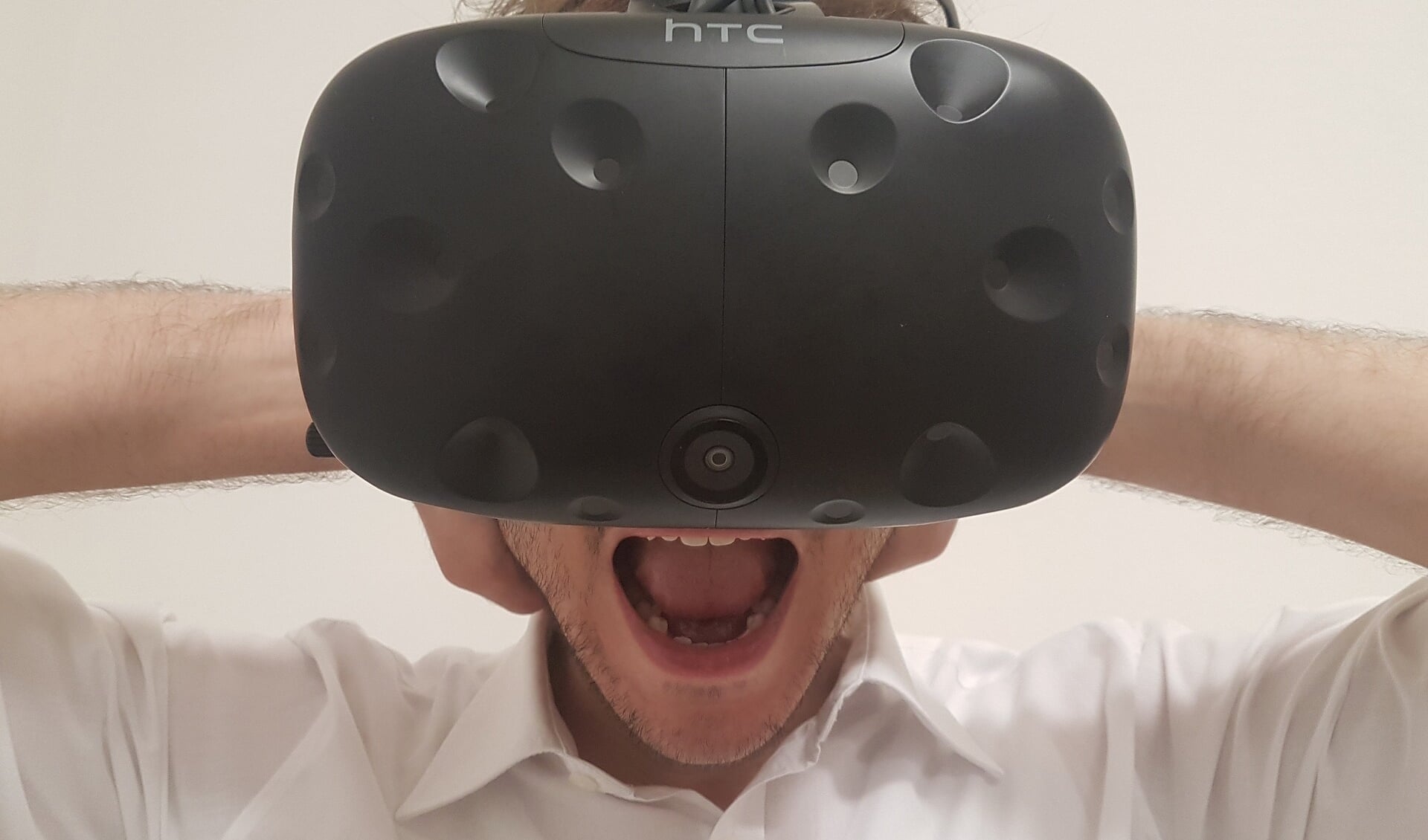 Virtual reality beleef je alleen of samen door middel van deze 'bril'.
