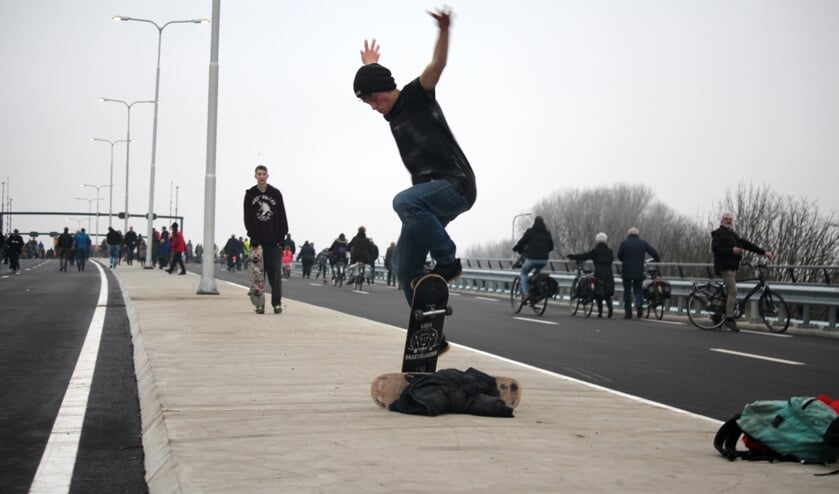 <p>In december 2016 mocht het publiek bij de opening van de Moordrechtboog - die onderdeel is van de Parallelstructuur A12 - lopend, fietsend, op skates of skateboards de weg op.</p>