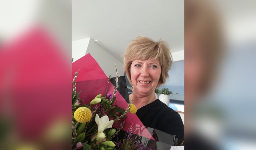 <p>Sylvia Versluis is heel blij met de bos bloemen als blijk van waardering voor haar inzet voor de bridgesport.</p>