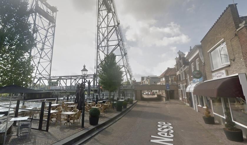<p>Een aantal terrassen aan de Nesse kan tijdens werkzaamheden aan de hefbrug niet open. Er wordt gezocht naar een oplossing.</p>