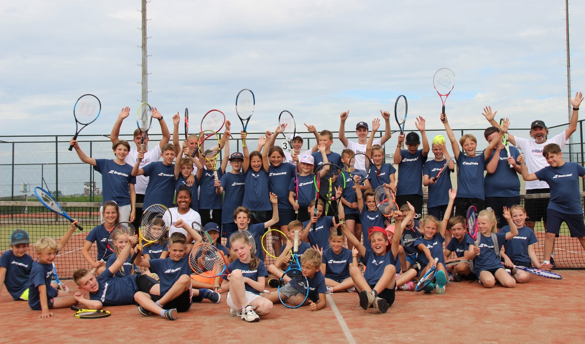 Deze zomer kunnen kinderen kennismaken met tennis en padel.