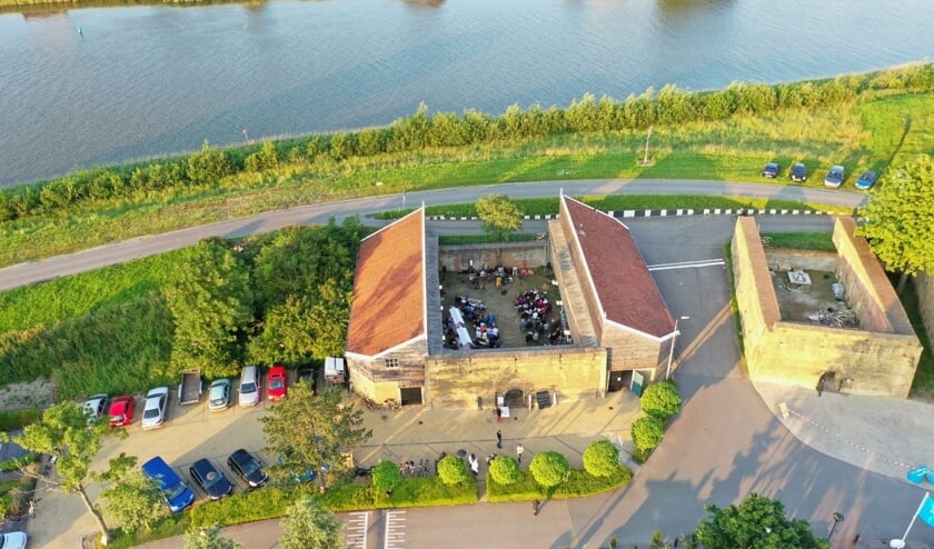 <p>Studenten archeologie en bouwkunde doken voor hun afstudeeropdracht met archeologen de archieven en de grond in. </p>