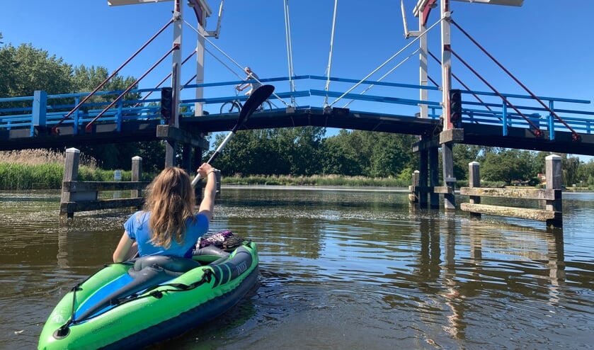<p>Verslaggever Myriam Dijck passeert de Pekhuisbrug, een van de herkenningspunten langs de Rotte.</p>