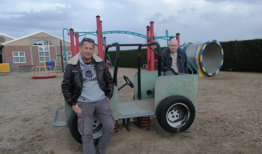 <p>Vrijwilligers Ronald de Pater (links) en Leen Schouten praten graag over ‘hun’ speeltuin.</p>