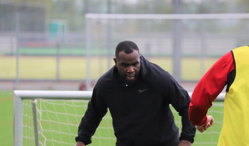 <p>Rowendy Schoop, die voor belangrijke goals moet gaan zorgen bij Nieuwerkerk, in actie op de training.</p>
