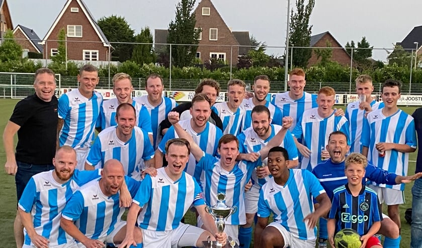 <p>Blijdschap bij de spelers van de winnende ploeg op het BZAV-toernooi.</p>