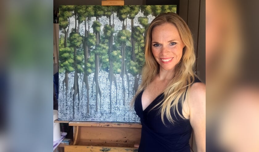 <p>Elise Eekhout met haar schilderij NoMangrove.</p>