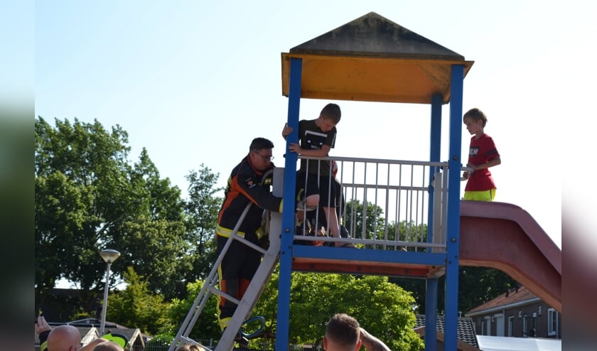 <p>Een jongen zat klem met zijn knie en moest bevrijd worden door de brandweer.</p>