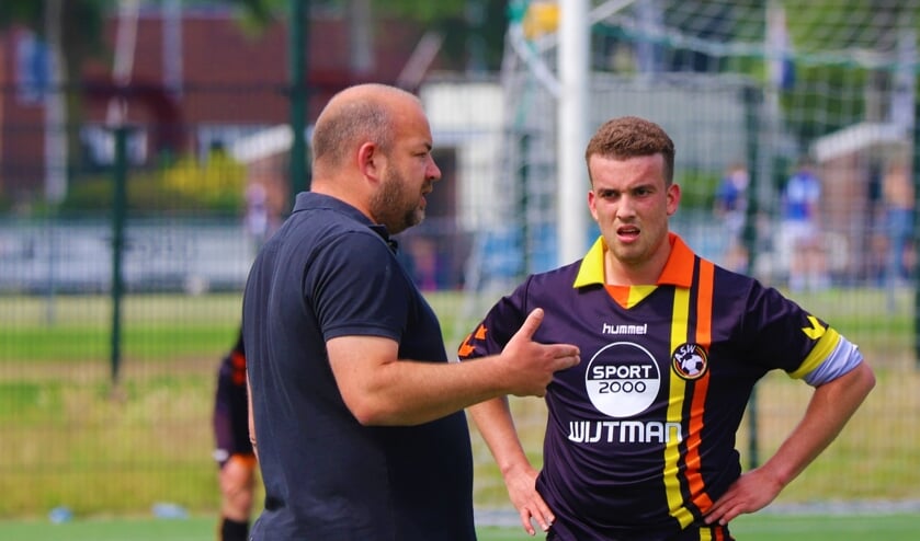 <p>Trainer Justin Sterk geeft aanwijzingen aan één van zijn jonge spelers.</p>