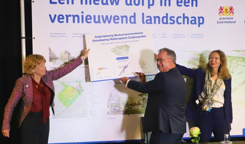<p>Gedeputeerden Willy de Zoete (links) en Anne Koning zetten met burgemeester Han Weber hun handtekeningen.</p>