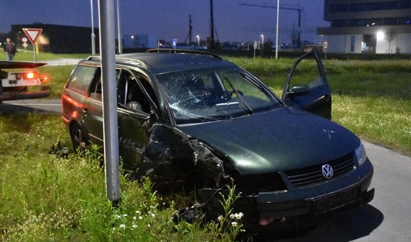 De auto heeft veel schade òpgelopen.