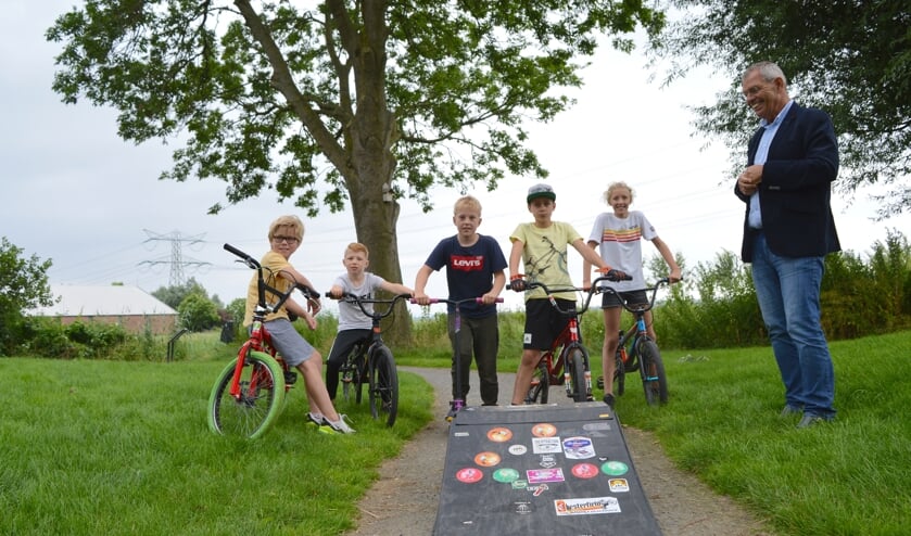<p>'De vijf' met wethouder Jan Verbeek bij de ramp waarop ze nu nog hun kunsten vertonen.</p>